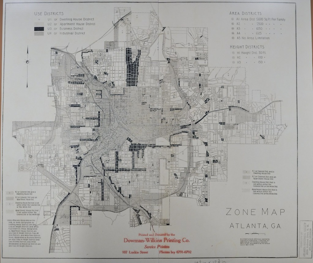 En historisk zonindelningskarta över Atlanta, Georgia som visar olika markanvändningsdistrikt (bostäder, affärsverksamhet, industri) med en detaljerad legend. Kartan illustrerar hur staden är indelad i olika funktionella områden med specifika regler för utveckling. Zonindelningskartor är väsentliga tekniska dokument inom stadsplanering som styr hur mark kan användas och utvecklas i en stad.